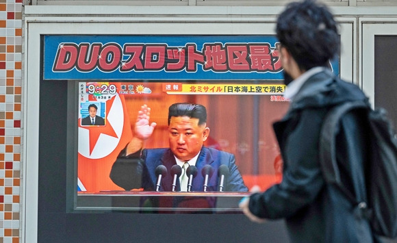 3일 일본 도쿄의 보행자 통로에서 북한의 미사일 발사 관련 뉴스가 흘러나오고 있다. 일본 정부는 이날 북한 미사일이 일본 상공을 통과할 것으로보고 미야기현 등 일부 지역에 피난 경보를 발령했다가 나중에 바로잡았다. 2022.11.3 AFP 연합뉴스