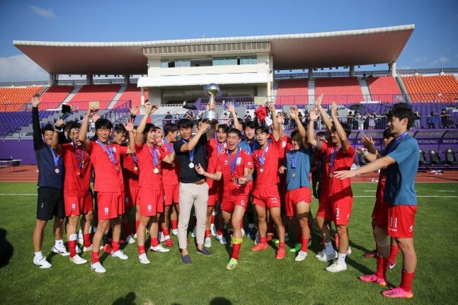 ▲ 덴소컵에서 한일전 연패를 끊어낸 안효연 감독과 선수단 ⓒ한국대학축구연맹