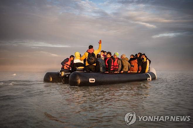 고무보트를 타고 영불해협을 건너려는 불법 이주민들 [AFP 연합뉴스 자료사진. 재판매 및 DB 금지]