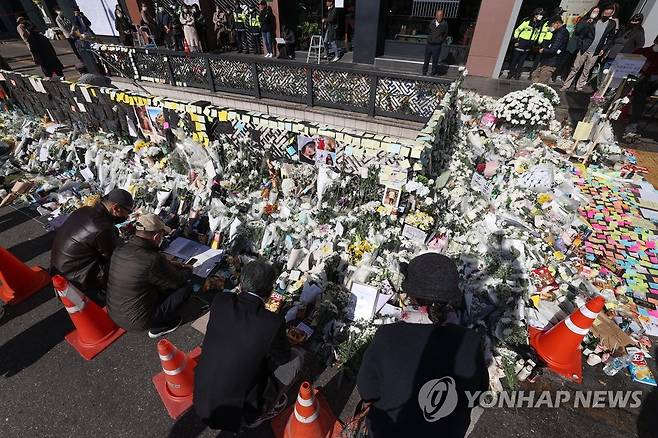 추모 공간 찾은 시민들 (서울=연합뉴스) 신현우 기자 = 2일 서울 용산구 이태원역 1번 출구 앞 참사 추모 공간에서 시민들이 희생자를 추모하고 있다. 2022.11.3 nowwego@yna.co.kr