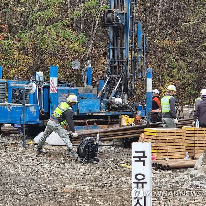 봉화 광산서 고립된 작업자 내시경으로 수색 시작 (봉화=연합뉴스) 경북 봉화군 광산 매몰 사고 9일째인 3일 고립된 작업자 2명의 생존 신호를 확인하기 위해 투입된 시추기 중 2대가 '구조 예상 지점'에 도달했다. 현장에서 구조 관계자들이 갱도 내부를 내시경 장비로 탐색하고 있다. 2022.11.3 [고립된 작업자 가족 제공. 재판매 및 DB 금지] mtkht@yna.co.kr