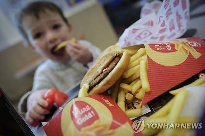 감자칩을 먹고 있는 아이 (EPA=연합뉴스)