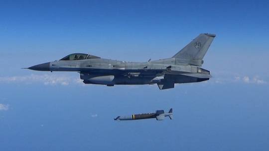 KF-16에서 정밀유도폭탄 '스파이스-2000'을 발사하는 장면. (사진 합동참모본부 제공)