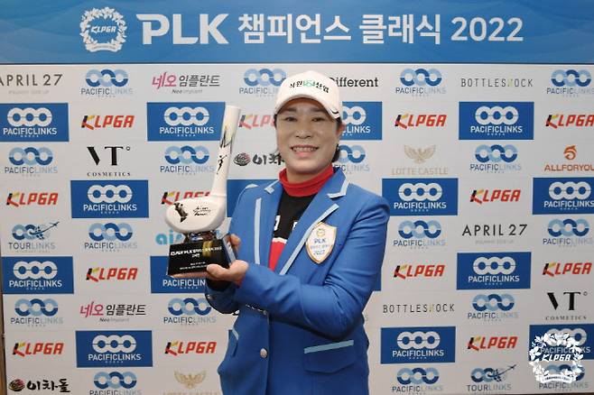 부형순이 KLPGA 챔피언스 투어 ‘PLK 챔피언스 클래식 2022’ 2차전에서 우승한 뒤 트로피를 들고 기뻐하고 있다. (사진=KLPGA)