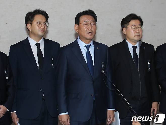 김교흥 더불어민주당 의원과 이태원참사대책 본부 의원들이 3일 오후 서울 종로구 서울지방경찰청에 항의 방문을 마치고 취재진의 질문을 받고 있다. 2022.11.3/뉴스1 ⓒ News1 송원영 기자
