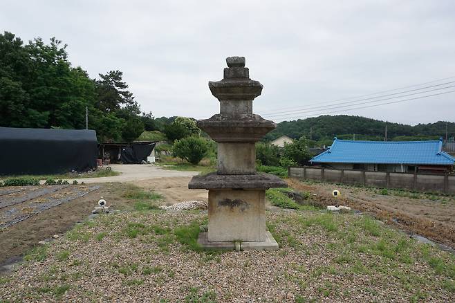 부여군 석성면  ‘현내리 삼층석탑’(부여군 제공)/ 뉴스1