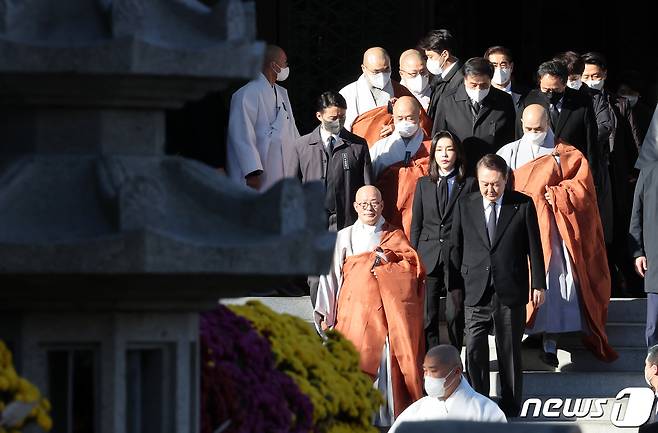 윤석열 대통령과 김건희 여사가 4일 오후 서울 종로구 조계사에서 열린 이태원 참사로 희생된 156명의 영가를 추모하는 위령법회에 총무원장 진우스님(왼쪽)과 함께 참석하고 있다. 2022.11.4/뉴스1 ⓒ News1 이동해 기자