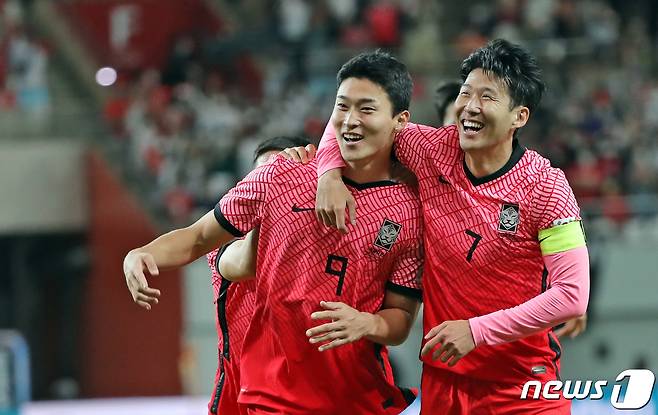 대한민국 축구 국가대표팀 조규성(왼쪽)과 손흥민. /뉴스1 ⓒ News1 장수영 기자