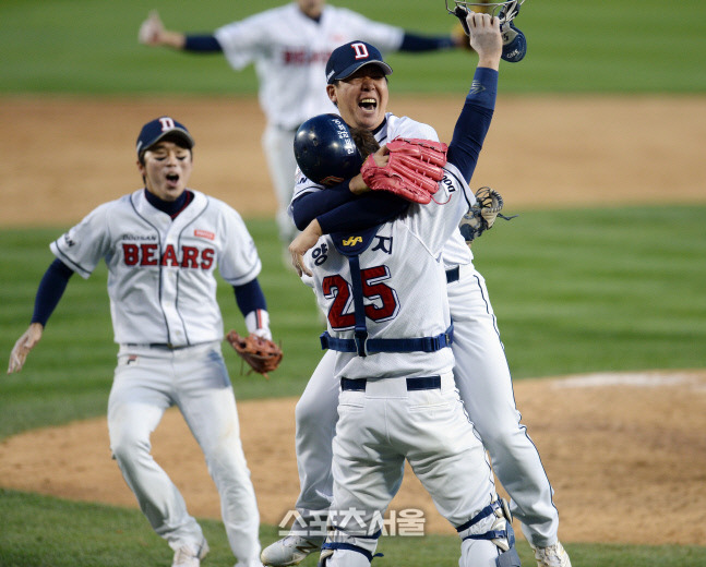 두산 이현승이 2015년 한국시리즈 우승을 확정한 뒤 양의지와 환호하고 있다. 최승섭기자 thunder@sportsseoul.com