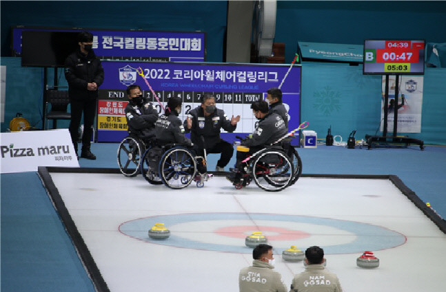 강원도장애인체육회 선수들이 결승 3차전에서 작전타임을 진행하고 있다. 사진제공 | 대한장애인컬링협회