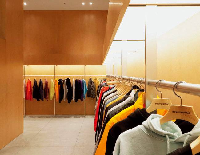 더현대 서울에 입점한 스트릿 브랜드 ‘디스이즈네버댓’ 매장 전경.