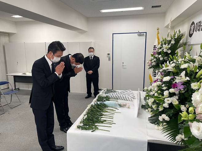 일본 도쿄에 재일본한국인연합회가 마련한 희생자 분향소에 많은 한국인과 일본인이 찾아와 하얀 국화와 함께 희생자를 추모했다./성호철 도쿄 특파원