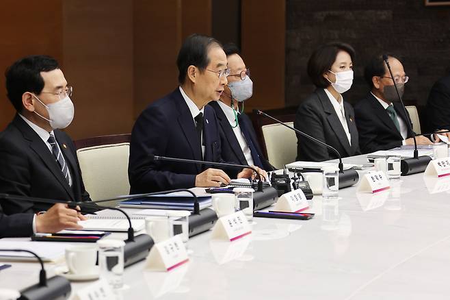 한덕수 국무총리가 4일 서울 중구 대한상공회의소에서 열린 전략산업 정책의 최고 의사결정기구인 제1차 국가첨단전략산업위원회에 참석해 발언하고 있다. /연합뉴스