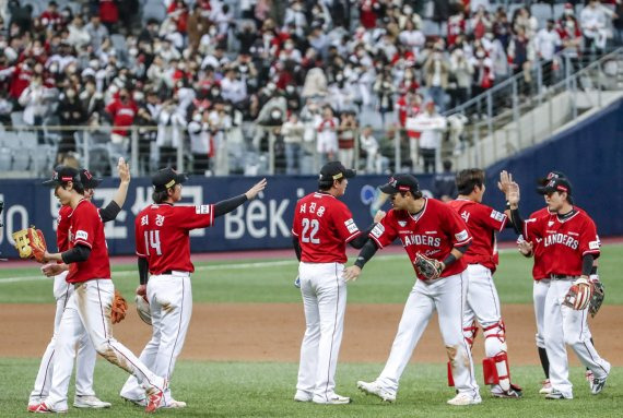 4일 오후 서울 구로구 고척스카이돔에서 열린 2022 KBO 한국시리즈 3차전 SSG 랜더스와 키움히어로즈의 경기, 8대2로 승리한 SSG 선수들이 기뻐하고 있다. /사진=뉴시스화상