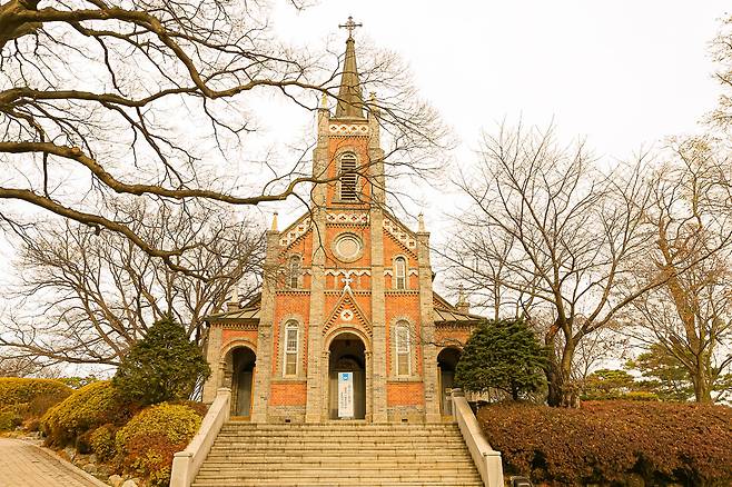 고딕양식이 이국적인 공세리 성당.