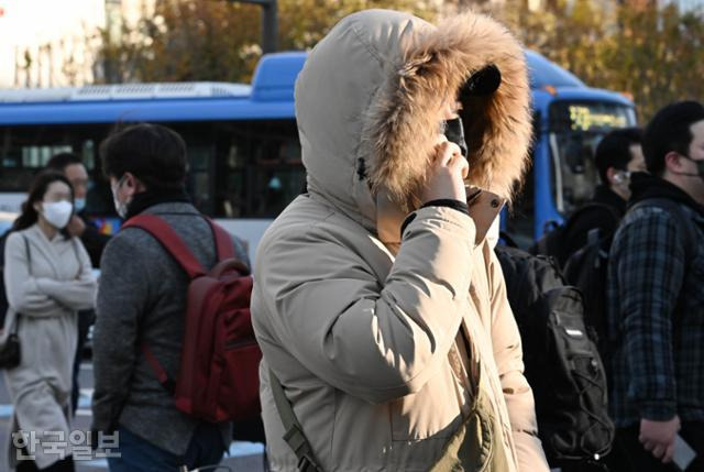 4일 오전 서울 세종대로사거리에서 두꺼운 겨울 외투를 입은 시민들이 출근길을 재촉하고 있다. 고영권 기자