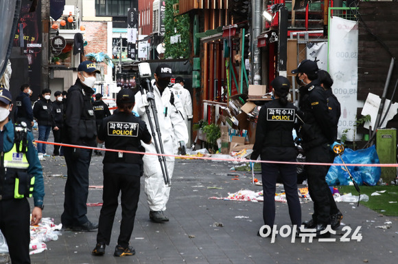 이태원 압사 참사를 수사 중인 서울경찰청 수사본부와 국립과학수사연구원들이 지난 10월31일 서울 용산구 이태원 압사 참사 현장을 합동감식하고 있다. [사진=김성진 기자]