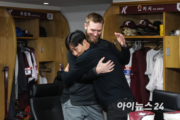 4일 오후 서울 고척스카이돔에서 열릴 '2022 프로야구 KBO리그' 포스트시즌 한국시리즈 SSG 대 키움의 3차전 경기를 앞두고 샌디에이고 김하성이 경기장을 방문해 요키시와 인사를 나누고 있다. [사진=키움 히어로즈]