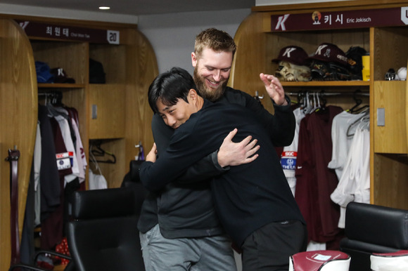 MLB 샌디에이고에서 뛰고 있는 김하성이 4일 고척스카이돔을 방문해 친정팀 키움 선수들을 만났다. 라커룸에서 이날 한국시리즈 3차전 선발 등판하는 에릭 요키시를 만나 포옹하고 있다. [사진=키움 히어로즈]