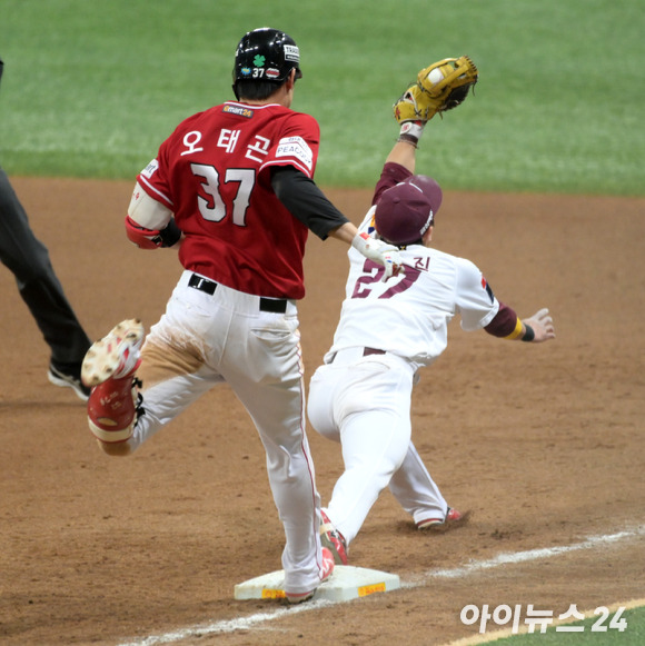 4일 오후 서울 고척스카이돔에서 열린 '2022 프로야구 KBO리그' 포스트시즌 한국시리즈 SSG 대 키움의 3차전 경기에서 9회초 2사 2루 상황 SSG 오태곤이 키움 2루수 김혜성의 송구 실책으로 세이프되고 있다. 키움 1루수는 김태진. [사진=정소희 기자]