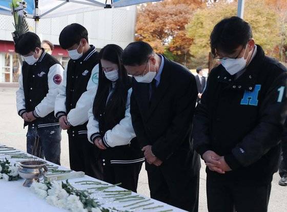3일 오후 강원 춘천시 한림대학교에 마련된 이태원 참사 희생자 추모 합동분향소에서 한림대 소속 학생들과 교직원들이 희생자들을 애도하고 있다.연합뉴스