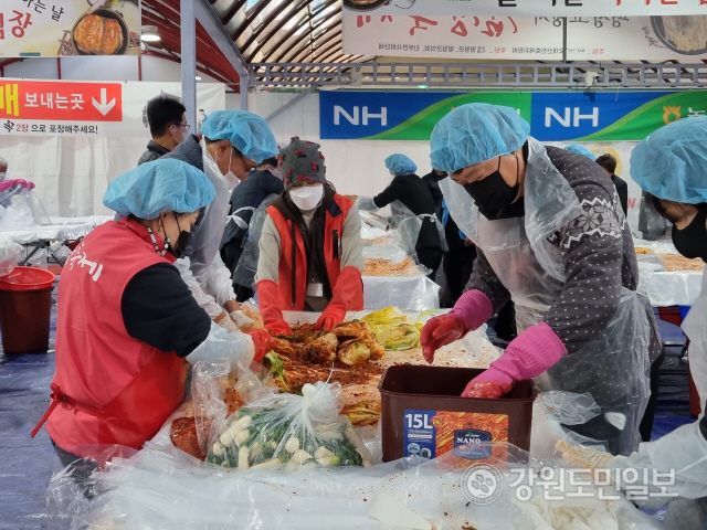 ▲ 제5회 평창 고랭지김장축제가 4일 오전 진부면 오대천 축제장에서 지역의 각급 기관 단체장과 관광객, 주민 등이 참석한 가운데 개막해 오는 20일까지 축제 일정에 돌입했다. 개막식에 이어 주요 참석 인사들이 김장김치담그기 체험을 하고 있다.신현태