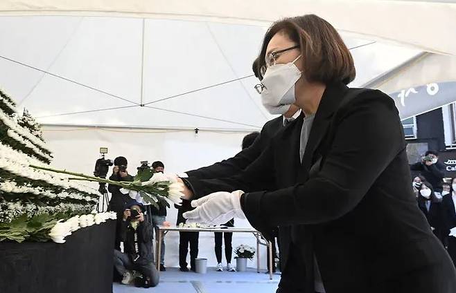 Park Hee-young, the district mayor of Yongsan-gu, offers flowers at the joint memorial center for the victims of the Itaewon tragedy set up in front of Noksapyeong Station in Yongsan-gu, Seoul on the morning of October 31. Joint press photographers