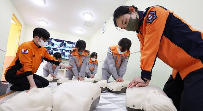 여성 의용소방대원들이 지난 1일 경기 안산시 상록구 안산소방서 안전체험관에서 심폐소생술을 연습하고 있다. 연합뉴스