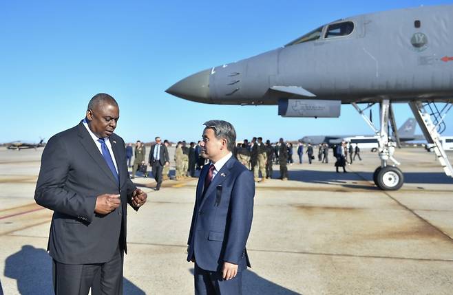 South Korean Defense Minister Lee Jong-sup (R) and his U.S. counterpart, Lloyd Austin. talk during a visit to Joint Base Andrews in Prince George`s County, Maryland, on Nov. 3, 2022. (Ministry of National Defense)