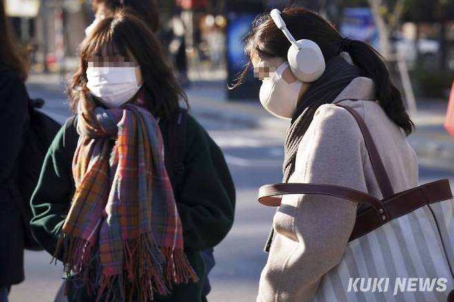 초겨울 추위가 찾아온 4일 오전 서울 광화문네거리에서 시민들이 두꺼운 옷을 입고 발걸음을 재촉하고 있다.