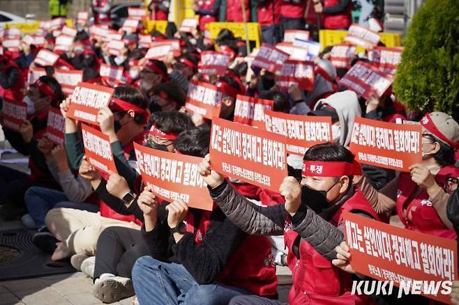 전국화학노동조합연맹 소속 푸르밀 노동조합 조합원들이 지난 26일 오후 서울 영등포구 푸르밀 본사 앞에서 열린 일방적 정리해고 저지를 위한 푸르밀 노동조합 결의대회에서 구호를 외치고 있다. 사진=임형택 기자