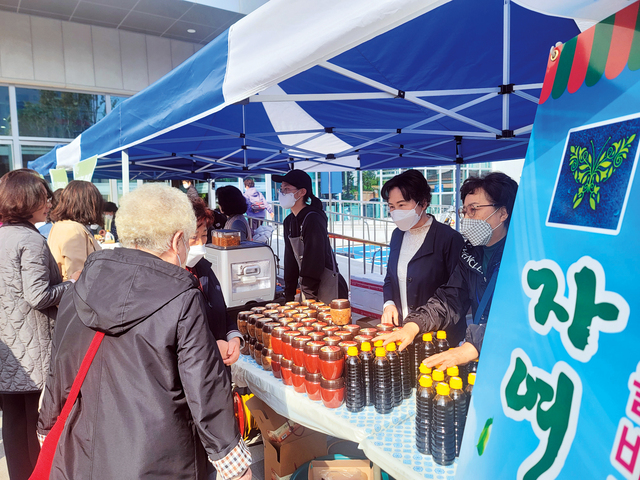 손님들이 지난달 29일 광주동명교회에서 열린 일일장터에서 물건을 보고 있다. 요셉의창고 제공