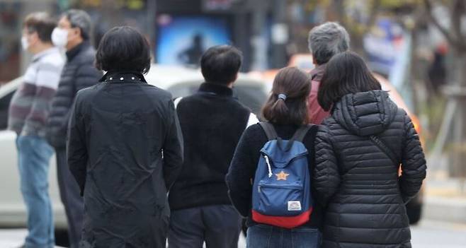 기온이 다시 내림세에 접어든 3일 서울 광화문광장 일대에 시민들이 두꺼운 옷차림으로 발걸음을 재촉하고 있다. / 사진=연합뉴스