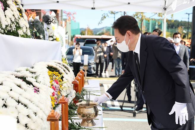 윤석열 대통령이 27일 오후 7명의 사망자가 발생한 대전 유성구 용산동 현대아울렛 화재 현장 내 희생자 합동분향소를 찾아 분향하고 있다. [연합]