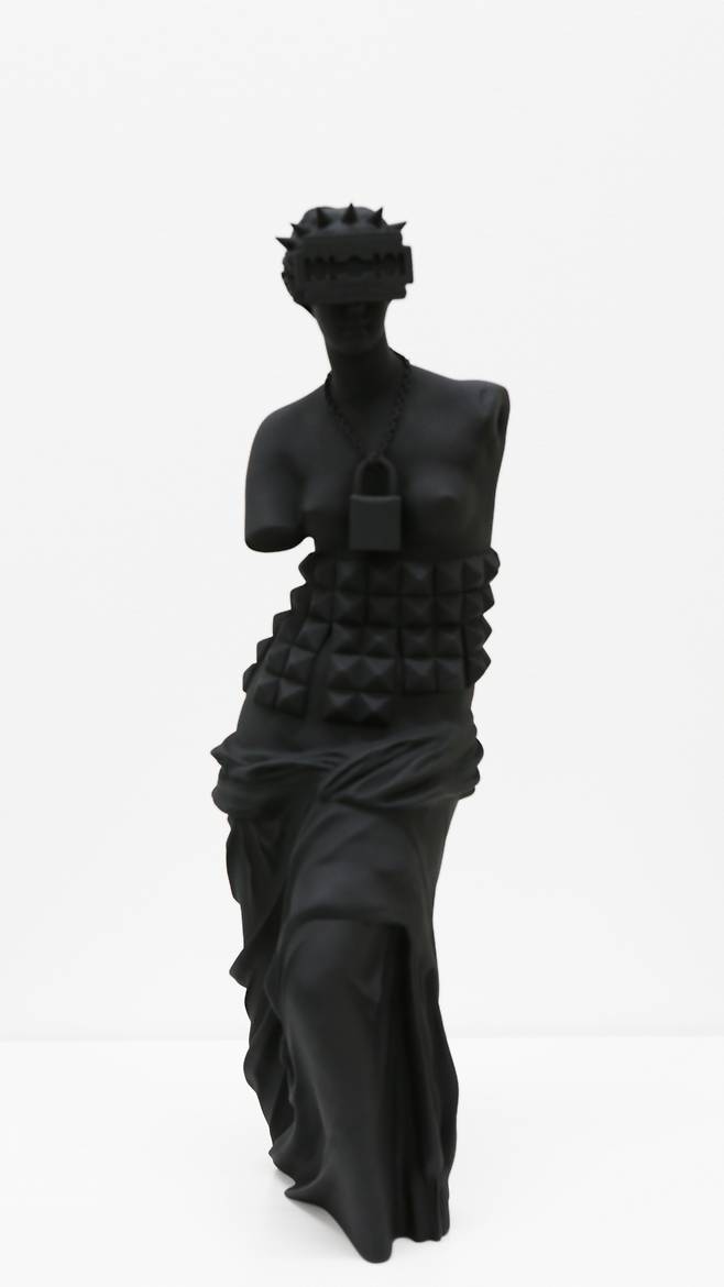 SIVELIA, ARMORED VENUS, Plastic, resins, metal, 48 x 14 x 15 cm, 2022 [사진=갤러리애프터눈]