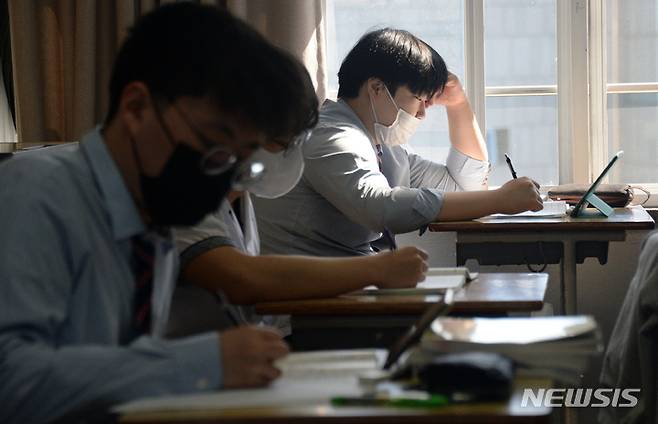 [전주=뉴시스] 김얼 기자 = 2023학년도 대학수학능력시험을 30일 앞둔 18일 전북 전주시 호남제일고등학교에서 3학년 수험생들이 공부를 하고 있다. 2022.10.18. pmkeul@newsis.com