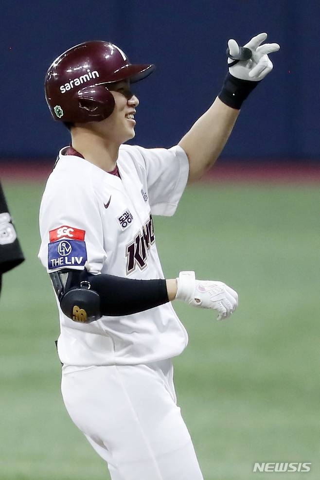 [서울=뉴시스] 최동준 기자 = 28일 서울 구로구 고척스카이돔에서 열린 2022 KBO 포스트시즌 플레이오프 4차전 LG 트윈스 대 키움 히어로즈의 경기, 1회말 1사 1, 3루 상황 키움 김혜성이 1타점 적시타를 친 뒤 기뻐하고 있다. 2022.10.28. photocdj@newsis.com