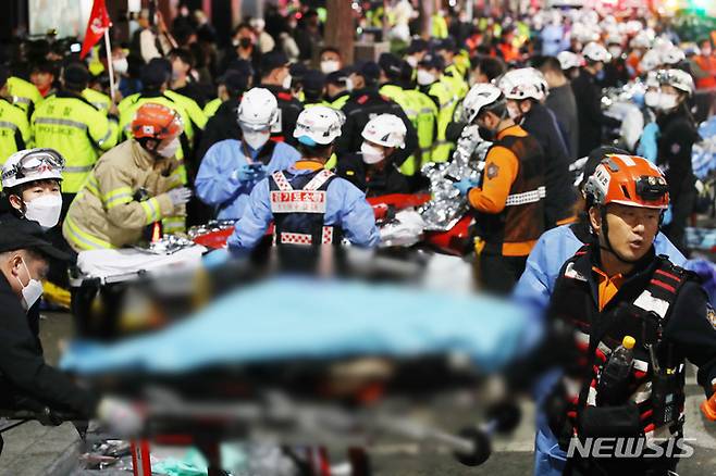 [서울=뉴시스] 김진아 기자 = 지난달 29일 밤 서울 용산구 이태원 일대에서 대규모 압사사고가 발생해 30일 새벽 소방구급 대원들이 현장을 수습하고 있다. 2022.10.30. bluesoda@newsis.com
