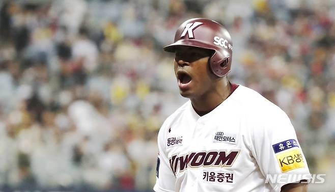 [서울=뉴시스] 정병혁 기자 = 28일 오후 서울 구로구 고척스카이돔에서 열린 2022 KBO 포스트시즌 플레이오프 4차전  LG 트윈스와 키움 히어로즈의 경기, 7회말 1사 주자 1, 3루 상황 키움 푸이그가 1점 적시타를 친 뒤 포효하고 있다. 2022.10.28. jhope@newsis.com