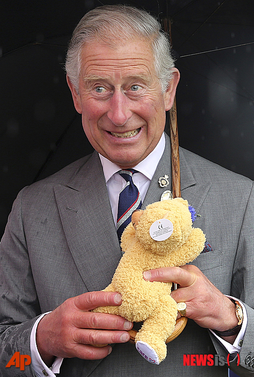 [샌드링엄 =AP/뉴시스] 지난 2013년 7월 31일, 찰스 국왕은 조지 왕자의 탄생을 축하하기 위한 곰인형을 선물 받았다. 2022.11.04.