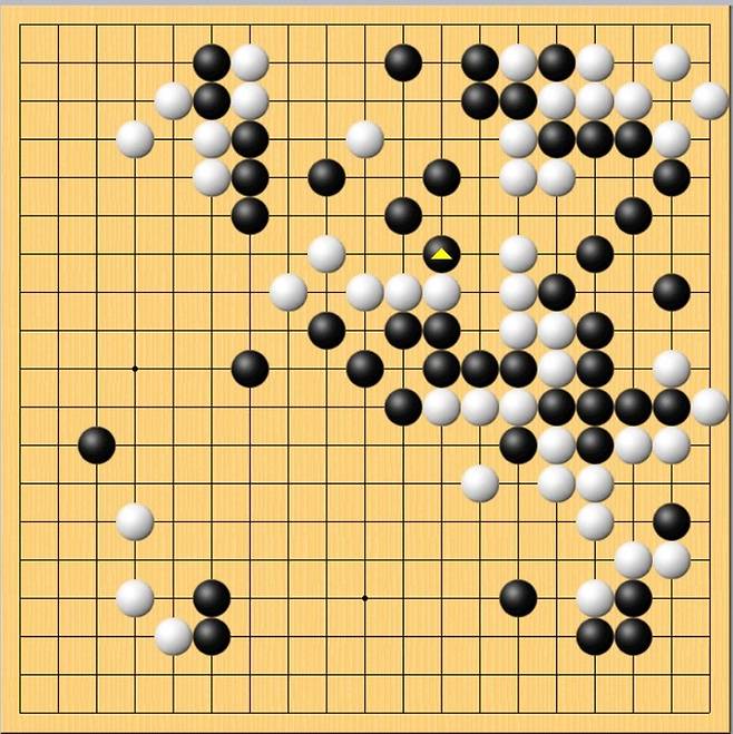 흑 95수. 백 대마 사활의 급소를 찌르는 수. 이후 중앙 백 대마가 잡히면서 대국은 기울었다. 최정 9단(흑) 대 변상일 9단 (삼성화재배 준결승) *재판매 및 DB 금지