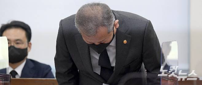 이상민 행정안전부 장관이 1일 서울 여의도 국회에서 열린 행정안전위원회 전체회의에 이태원 참사 현안 관련 보고 전 자신의 부적절한 발언에 대해 사과하고 있다. 박종민 기자