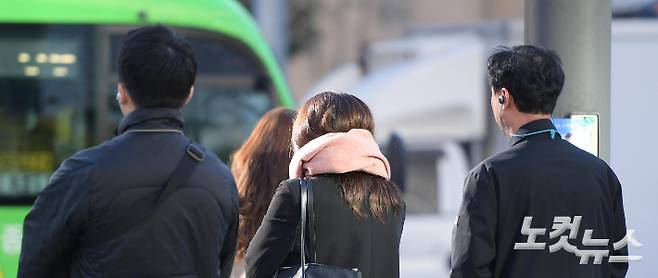 서울 광화문사거리에서 시민들이 옷깃을 여민 채 발걸음을 옮기고 있다. 박종민 기자