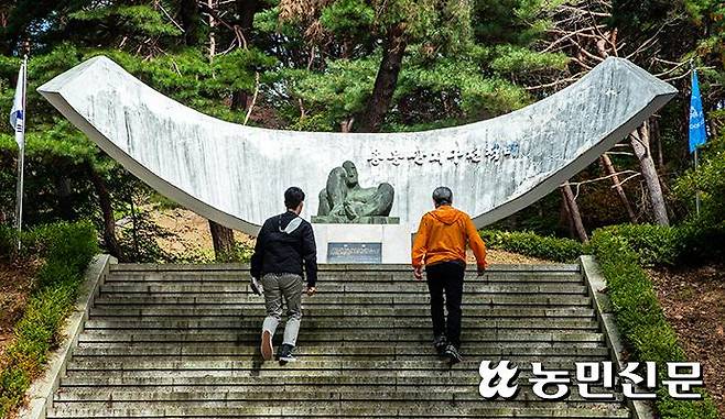 한국전쟁 때 전사한 국군 제6사단 장병들의 영혼을 위로하고자 세운 용문산지구전적비. 용문사 오른쪽에 있다.