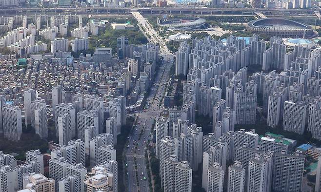 서울 송파구 롯데월드타워 전망대에서 바라본 강남 일대 아파트 단지의 모습. 남제현 선임기자