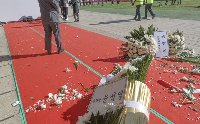 4일 오후 서울 중구 시청 앞 서울광장에 마련된 이태원 참사 희생자 합동 분향소에 윤석열 대통령과 오세훈 서울시장의 근조화환이 쓰러져 있다. 연합뉴스