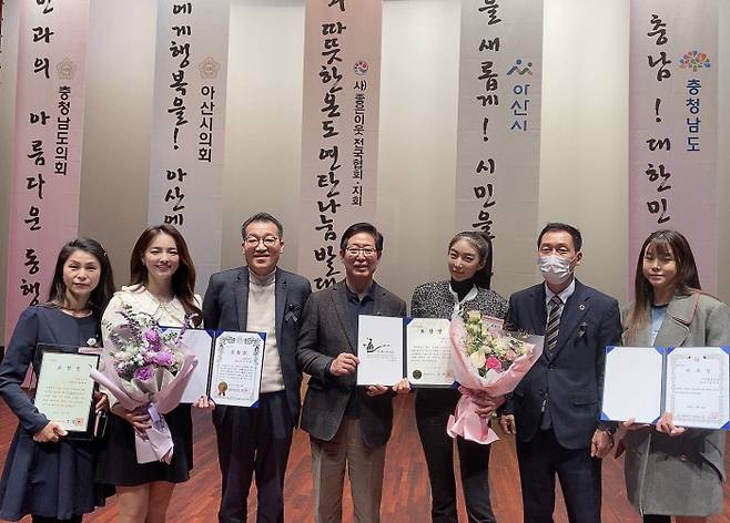 왼쪽부터 윤채완 좋은이웃 중앙자문위원, 방송인 하지혜, 김선우 좋은이웃 중앙자문위원장, 양승조 전충남도지사, 슈퍼모델 권은진, 김소당 좋은이웃 중앙회장, 슈퍼모델 정하은.