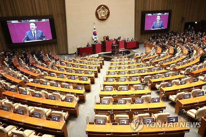 윤석열 대통령 시정연설.. 텅 빈 야당 의원석 (서울=연합뉴스) 이정훈 기자 = 윤석열 대통령이 25일 오전 국회 본회의장에서 내년도 정부 예산안에 대한 시정연설을 하고 있다. 더불어민주당은 검찰의 대장동 수사를 정치보복으로 규정하고 이날 윤 대통령의 시정연설을 보이콧했다. 2022.10.25 [공동취재] uwg806@yna.co.kr