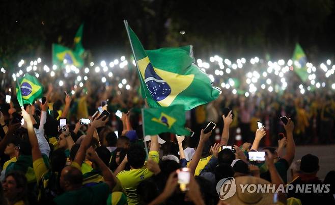 브라질 대선 패배 후 시위 벌이는 보우소나루 대통령 지지자들 (브라질리아 AFP=연합뉴스) 브라질 대선 결과에 반발하는 자이르 보우소나루 대통령의 지지자들이 2일(현지시간) 브라질리아 군 본부 앞에서 군 개입을 요구하며 시위를 벌이고 있다. 지난달 30일 치러진 대선에서 보우소나루 대통령은 1.8% 포인트 차로 루이스 이나시오 룰라 다시우바 전 대통령에게 패했다. 2022.11.03 ddy04002@yna.co.kr