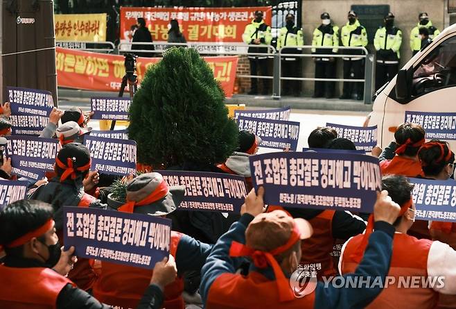 정리해고 철회 촉구하는 푸르밀 노조 [연합뉴스 자료 사진]